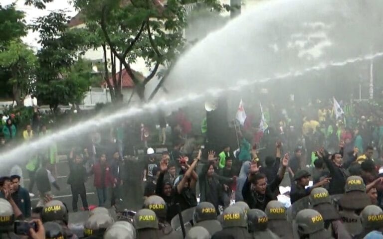 Aksi Demo Mahasiswa Tolak UU Cipta Kerja Mahasiswa Ricuh