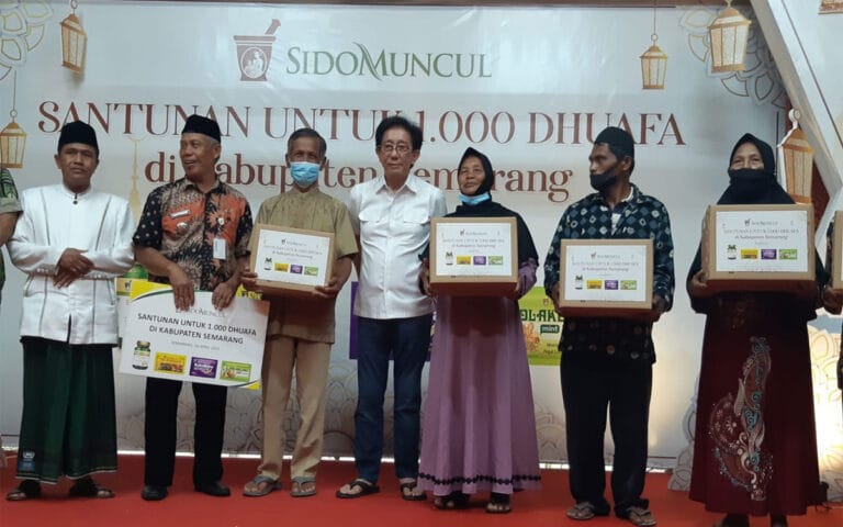 Sido Muncul Berbagi Kebahagiaan Dengan Memberikan Santunan Untuk 1.000 Dhuafa