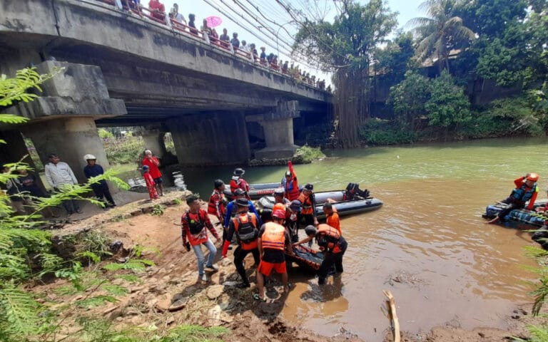 Lompat Ke Sungai Kakek Di Batang Ditemukan Tewas