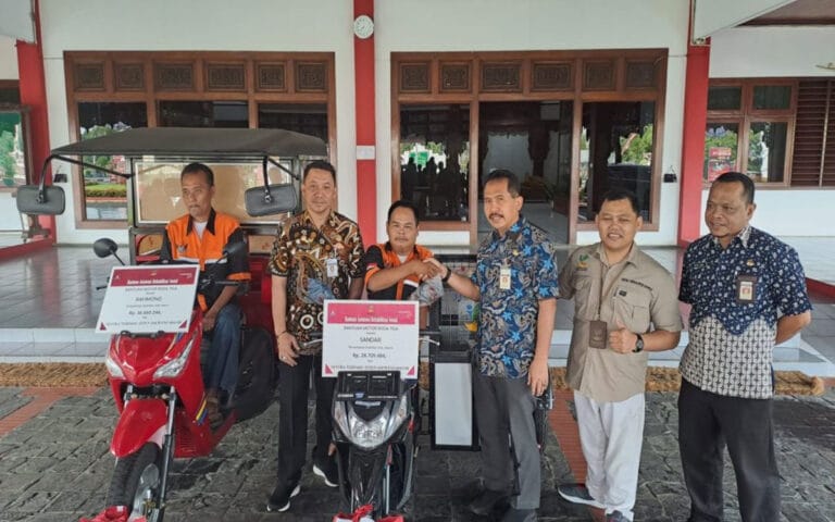 Berdayakan Difabel, Pemkab Jepara Serahkan Dua Sepeda Motor Roda Tiga