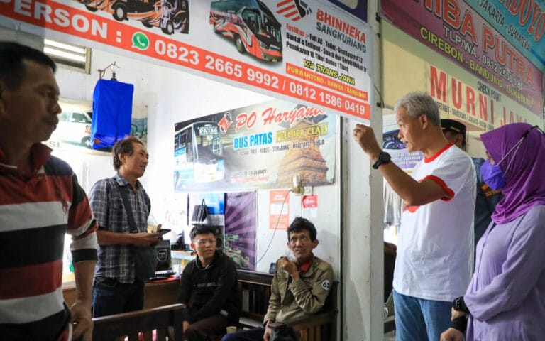Cek Suasana Arus Mudik di Terminal Bawen, Ganjar: Jumlah Penumpang Mulai Naik