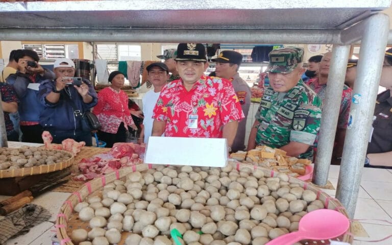 Bupati Semarang Pantau Harga Kepokmas di Pasar Projo Ambarawa