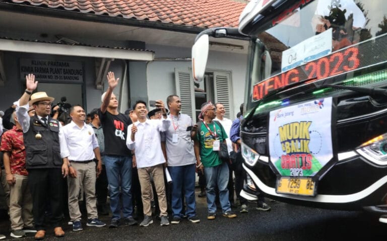 Lepas Pemudik Jateng di Bandung, Ganjar Ditemani Ridwan Kamil
