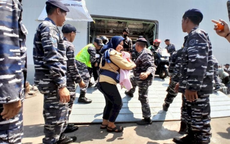Pemudik Dengan KRI Banjarmasin Tiba di Pelabuhan Tanjung Emas