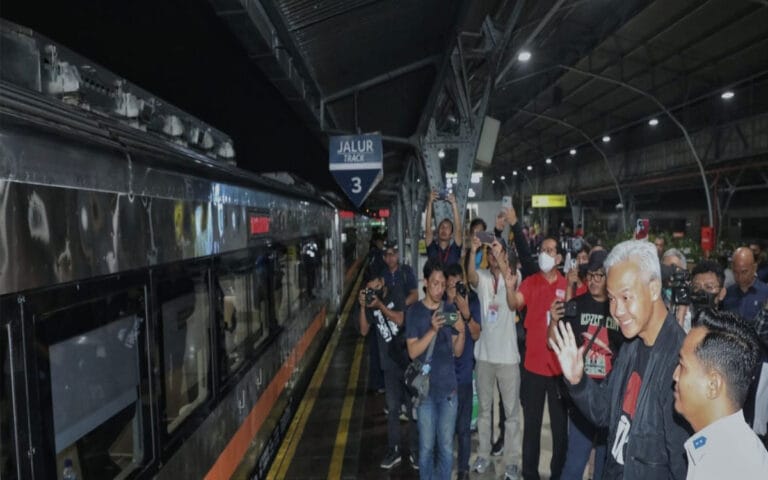 Gubernur Jateng Lepas Ratusan Pemudik Jateng Via Kereta