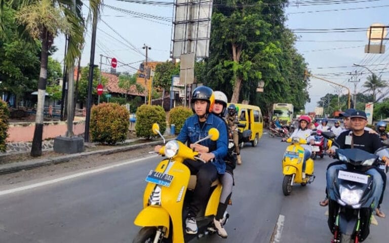 Bupati Kendal Ngabuburide Bareng Komunitas Motor Listrik