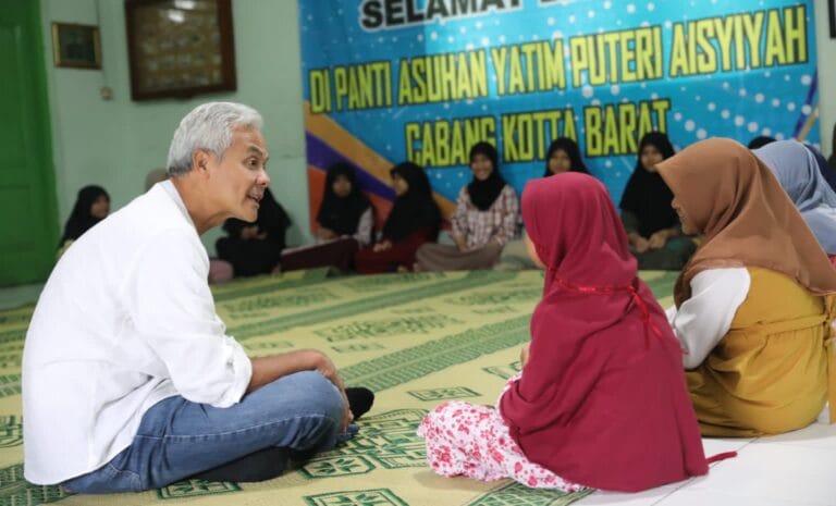 Bahagianya Mala, Dapat Laptop Usai Nyanyi di Depan Ganjar