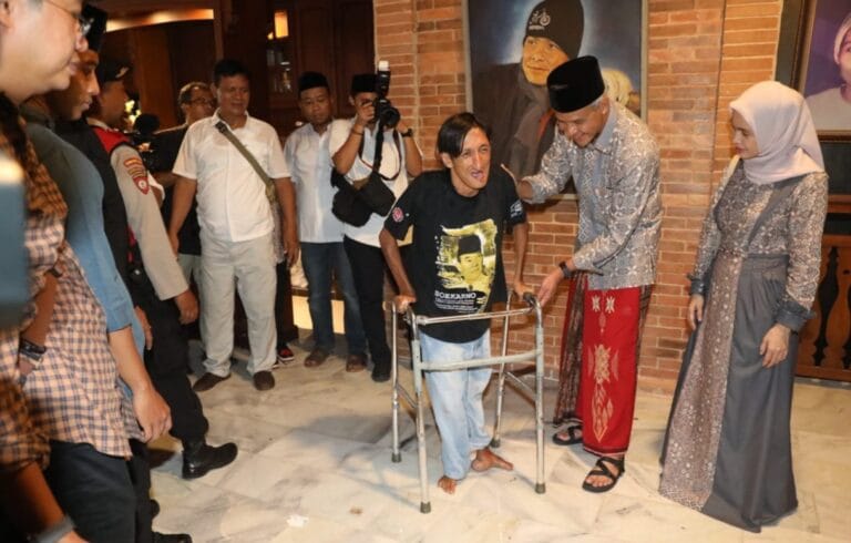 Demi Ketemu Ganjar, Difabel Ini Rela Motoran Sambil Hujan-Hujanan