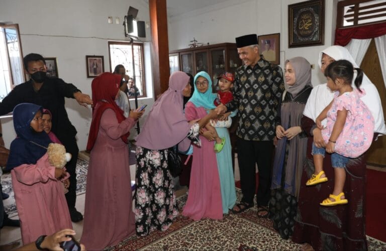 Tangis Haru Tetangga Saat Ganjar Gelar Open House di Kutoarjo