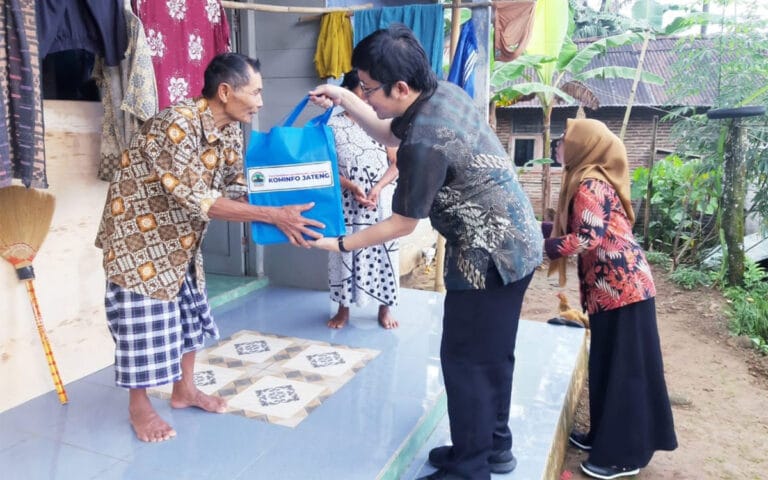 Diskominfo Jateng Salurkan Bantuan Sembako Untuk Warga Panusupan