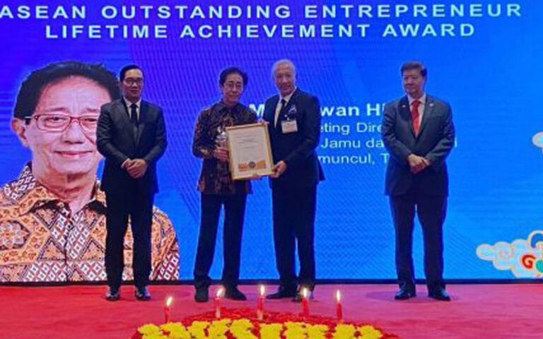 Irwan Hidayat Raih Penghargaan Asean Outstanding Entrepreneur Life Time Achievement Award