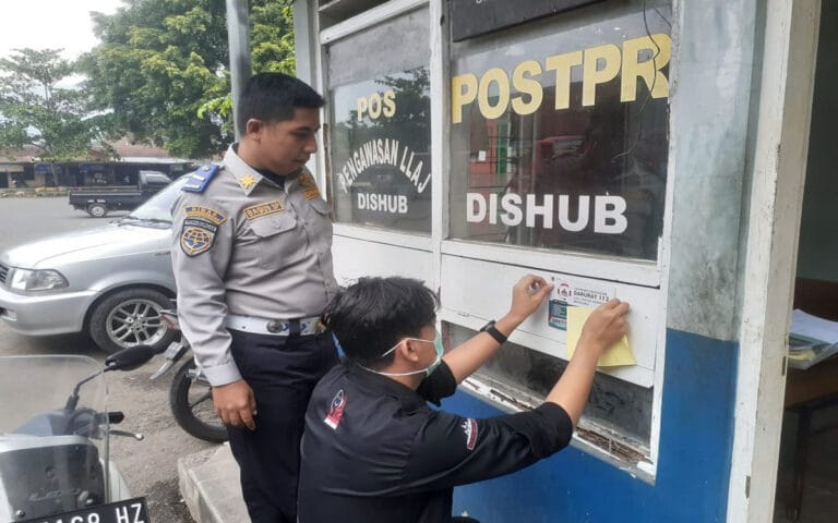 Sosialisaikan Layanan, Diskominfo Gencar Tempel Stiker Call Center 112