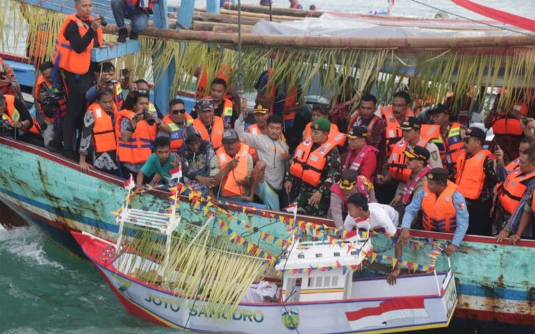 Pesta Lomban, Warga Serbu Ribuan Kupat dan Lepet