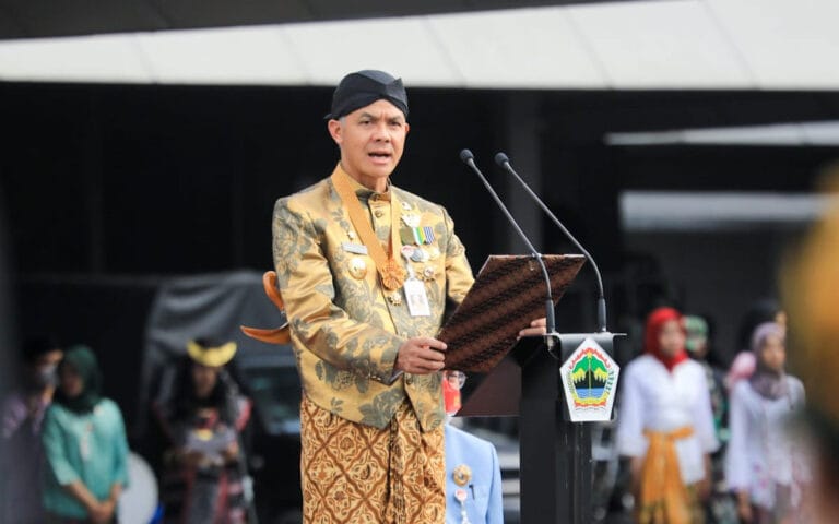 Beredar Gambar Hoax Ganjar Peluk Maria Ozawa, Netizen: Fitnah Sudah Bertebaran