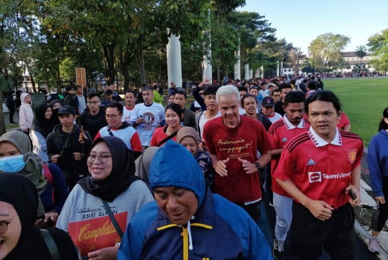 Warga Bandung Antusias Sambut Ganjar, Jogging dan Senam Bersama