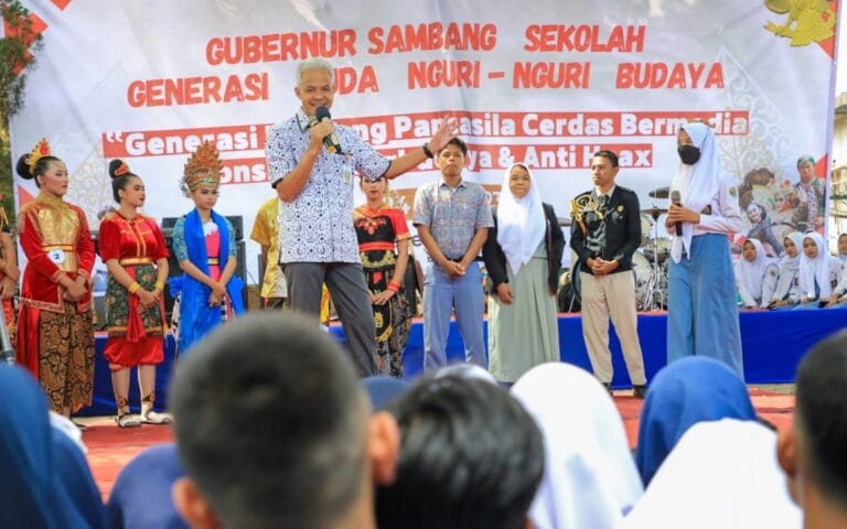 Pelajar Karangkobar Histeris Ketemu Ganjar di Program Gubernur Mengajar