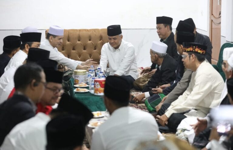 Sowan KH Tubagus Ahmad Syadzili Wasi, Ganjar: Kita Doakan Abah Lekas Sehat