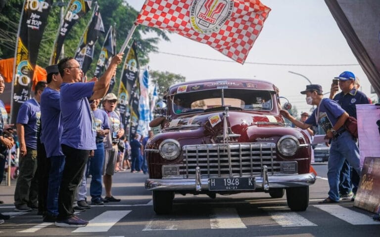 Ratusan Mobil Kuno Meriahkan PPMKI Jateng Tour 2023