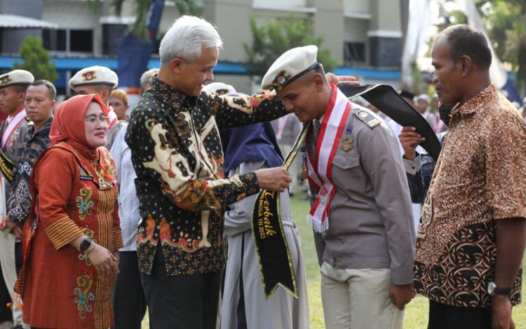 Seorang Penjaga Makam Bangga Anaknya Jadi Lulusan Terbaik SMKN Jateng