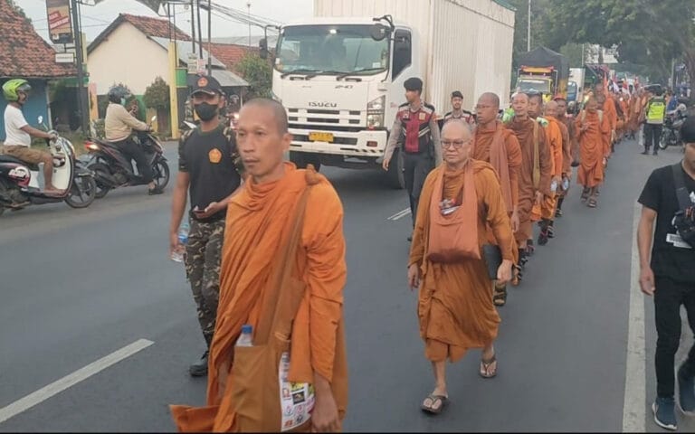 32 Biksu Dari Negara Asia Tenggara Disambut Warga Batang