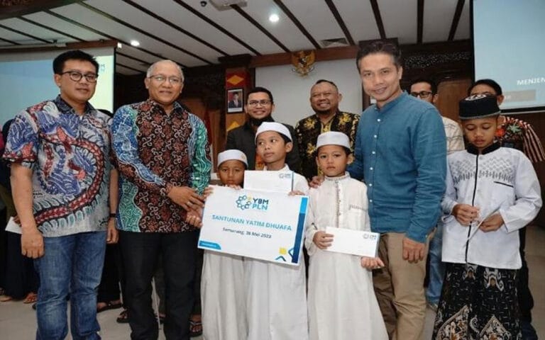 PLN Salurkan Santunan dan Al Quran Braille Untuk Pesantren Difabel