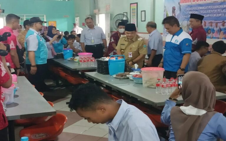 May Day, Bupati Semarang Makan Siang Bersama Pekerja