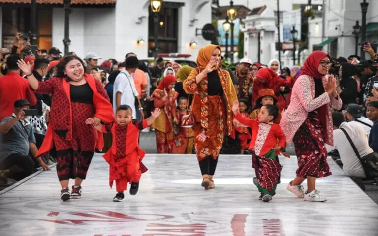 Meriahkan HUT Kota Semarang, Kota Lama Dibanjiri Masyarakat Bersarung