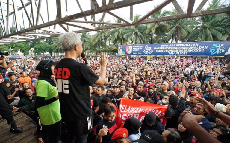 Ribuan Warga Sambut Ganjar di Alun-Alun Jember