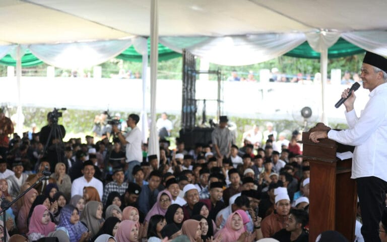 Setangkai Mawar dari Santriwati Jember untuk Ganjar Pranowo