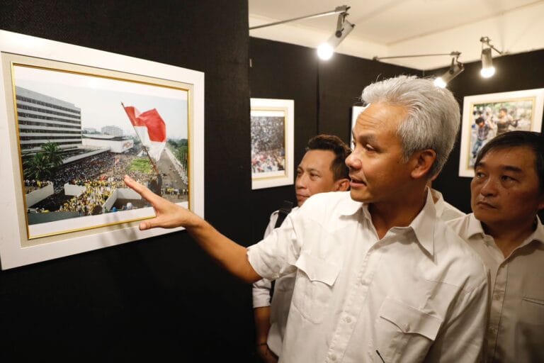 Pameran Foto Reformasi, Ganjar Kenang Selamatkan Wartawan Inggis