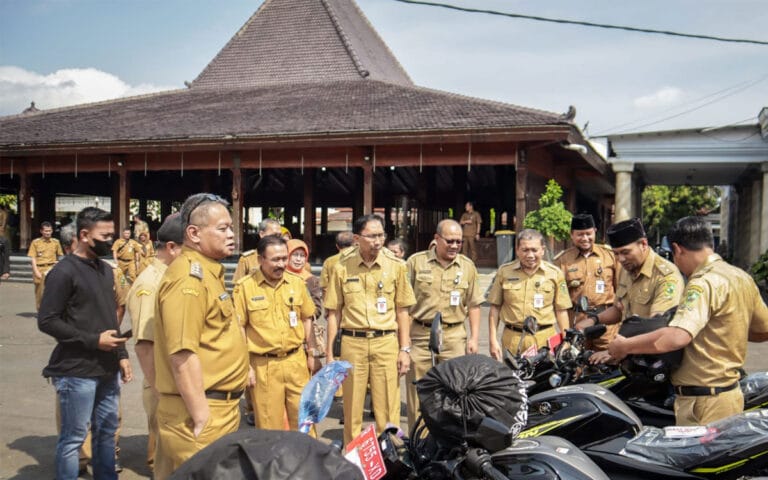 Salurkan 266 Unit Sepeda Motor Kepada Kepala Desa, Tri Harso; Pelayanan Warga Harus Optimal