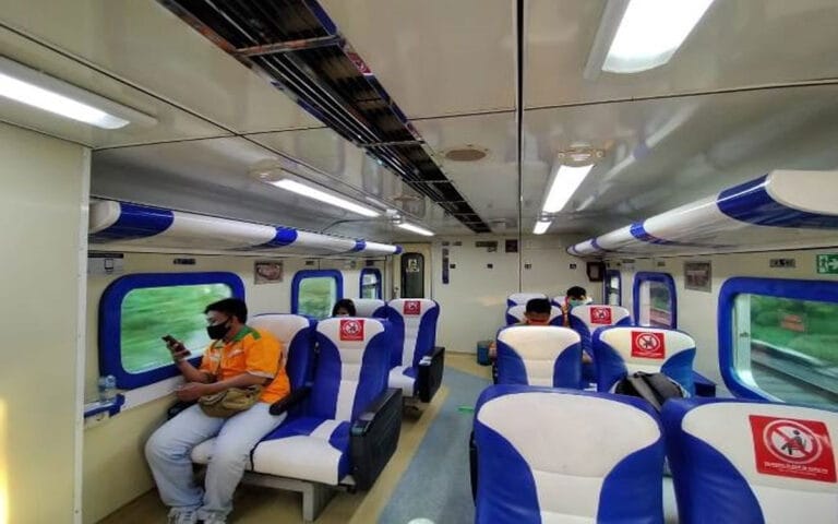 Pelanggan Kereta Api Diperbolehkan Tidak Menggunakan Masker