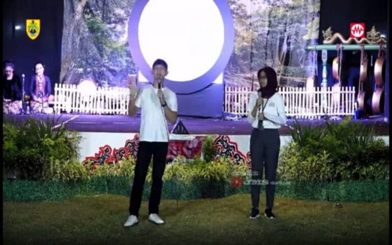 Warga Blimbing Nonton Bareng Kethoprak Sosialisasi Cukai