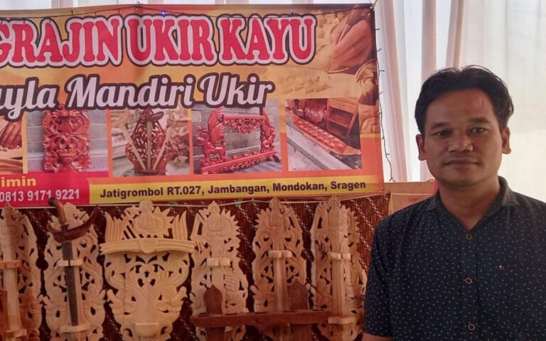 Sajimin Sukses Kenalkan Ukiran Kayu dari Mondokan