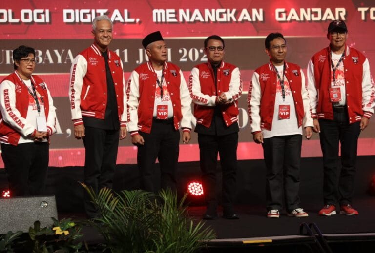 Ganjar Minta Relawan Temani Rakyat Hingga ke Desa-Desa