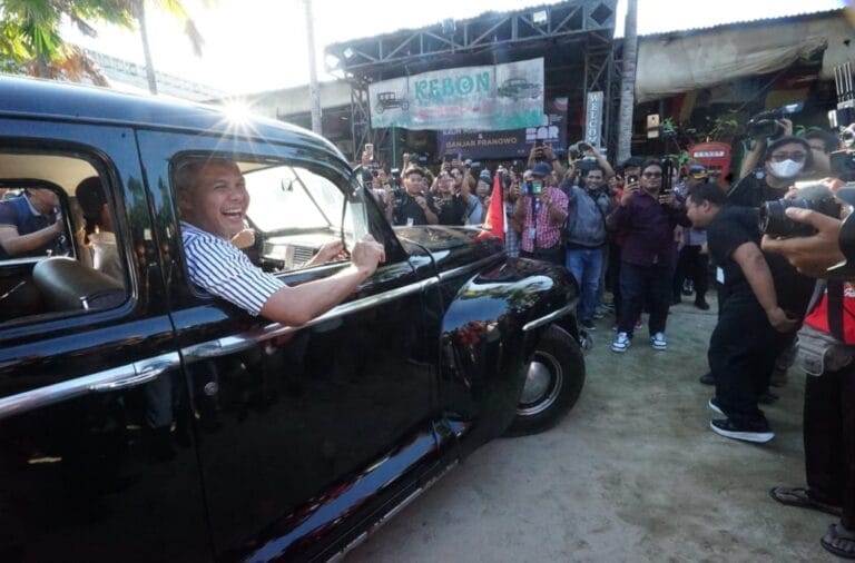 Ketemu Anak Muda Bali, Ganjar Diantar Mobil Fatmawati Soekarno