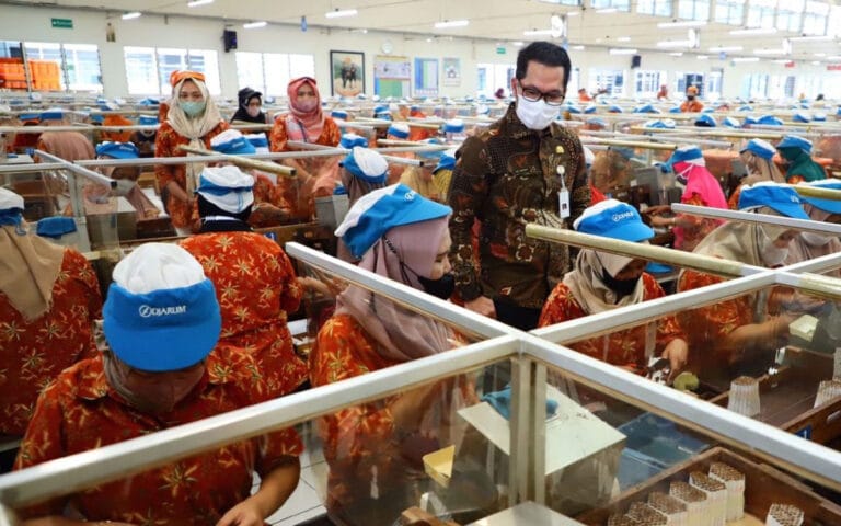 Buruh Rokok Di Wilayah Kudus Terima BLT Tahap III