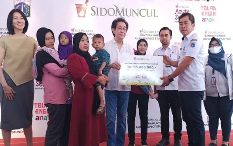 Sido Muncul Beri Bantuan Rp135 Juta Untuk 13 Anak Terduga Stunting di Cipete Selatan