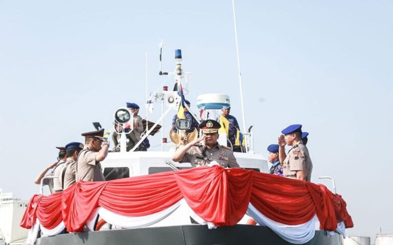 Peringati HUT Bhayangkara, Polda Jateng Gelar Ziarah dan Tabur Bunga di Laut