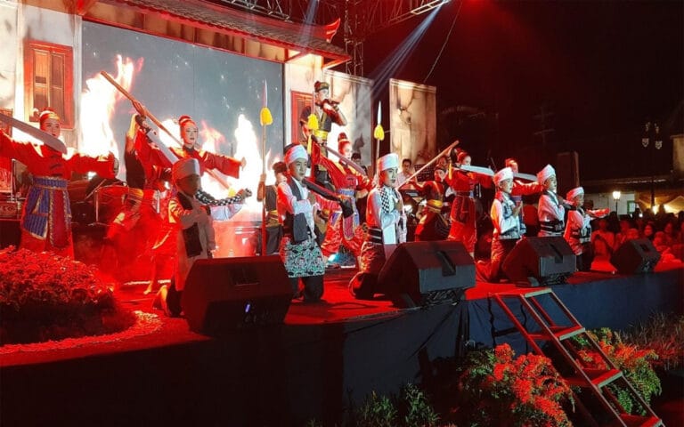 Pementasan Perang Kuning Lasem, Ribuan Warga Padati Alun-alun