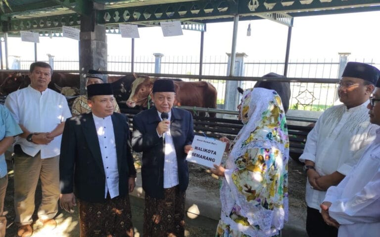 Ita Serahkan Hewan Kurban ke MAJT