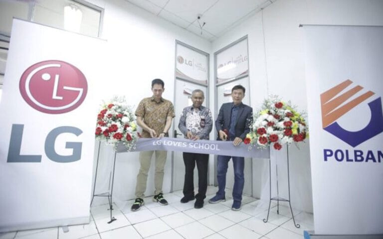 LG Loves School Dukung Peningkatan Kualitas Ruang Belajar Politeknik Negeri Bandung