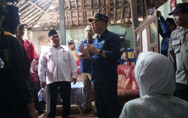 Warga Mayong Lor dan Jebol Terima Bantuan Sosial