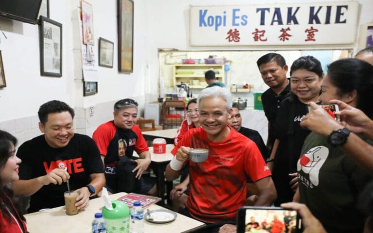 Napak Tilas Jokowi, Ganjar Susuri Pecinan dan Ngopi di Tak Kie