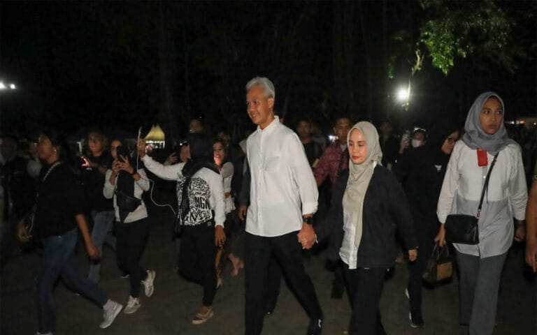 Terjebak Macet, Ganjar Jalan Kaki ke Puncak Acara Waisak 2567 BE