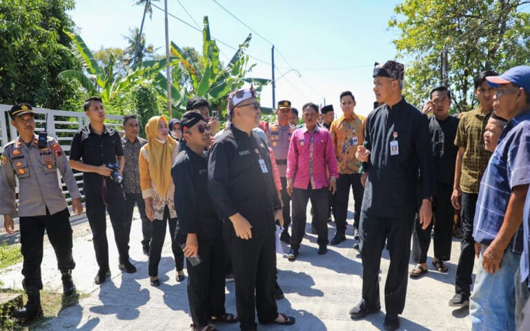 Usai Meninjau Perbaikan Jalan di Kendal, Ganjar dan Bupati Dico akan Bangun Jalan Baru