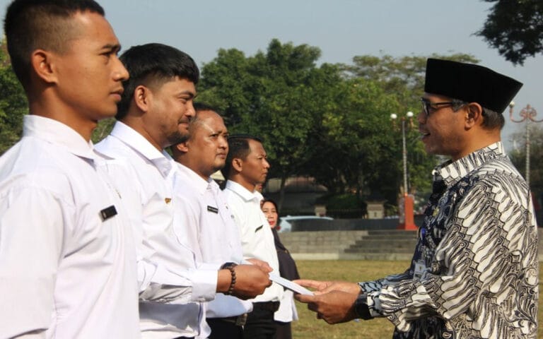 Serahkan 504 SK PPPK, Khadziq Harapkan Energi Baru Layani Masyarakat