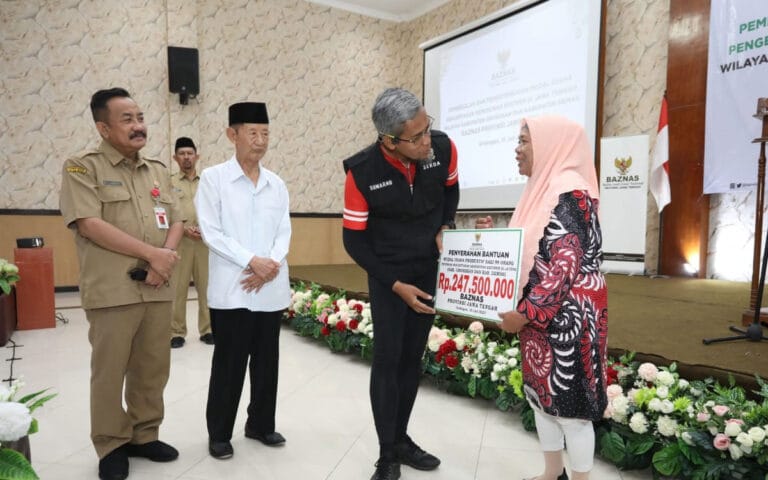 Percepatan Pengentasan Kemiskinan Ekstrem, Sekda Serahkan Bantuan Modal Usaha