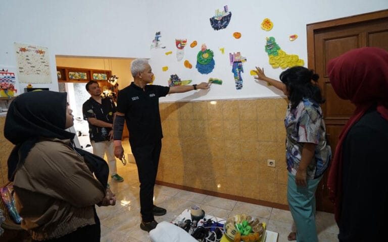 Gubernur Jateng Kunjungi Tactic Plastik, Studio Seni Sampah Plastik di Yogyakarta
