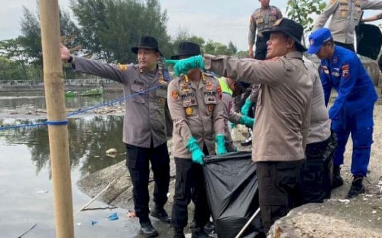 Kapolda Jateng Pimpin Bhakti Bersih-Bersih Pantai Tirang Semarang